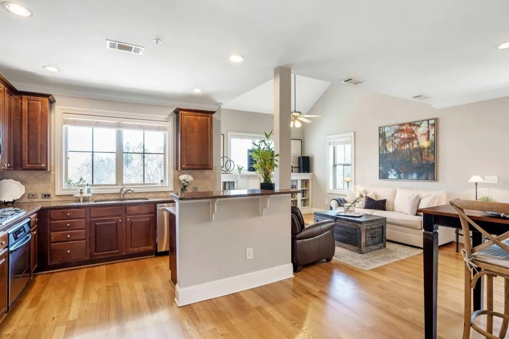 230 Le Gran Bend Ne, Sandy Springs, Georgia 30328, 2 Bedrooms Bedrooms, ,2 BathroomsBathrooms,Residential,Sold,230 Le Gran Bend Ne,6870519