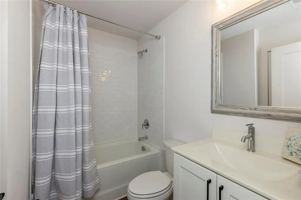 183 Chestnut Circle Ne, Atlanta, Georgia 30342, 3 Bedrooms Bedrooms, ,3 BathroomsBathrooms,Residential,For Sale,183 Chestnut Circle Ne,7638167