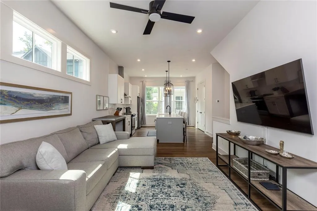 183 Chestnut Circle Ne, Atlanta, Georgia 30342, 3 Bedrooms Bedrooms, ,3 BathroomsBathrooms,Residential,For Sale,183 Chestnut Circle Ne,7638167