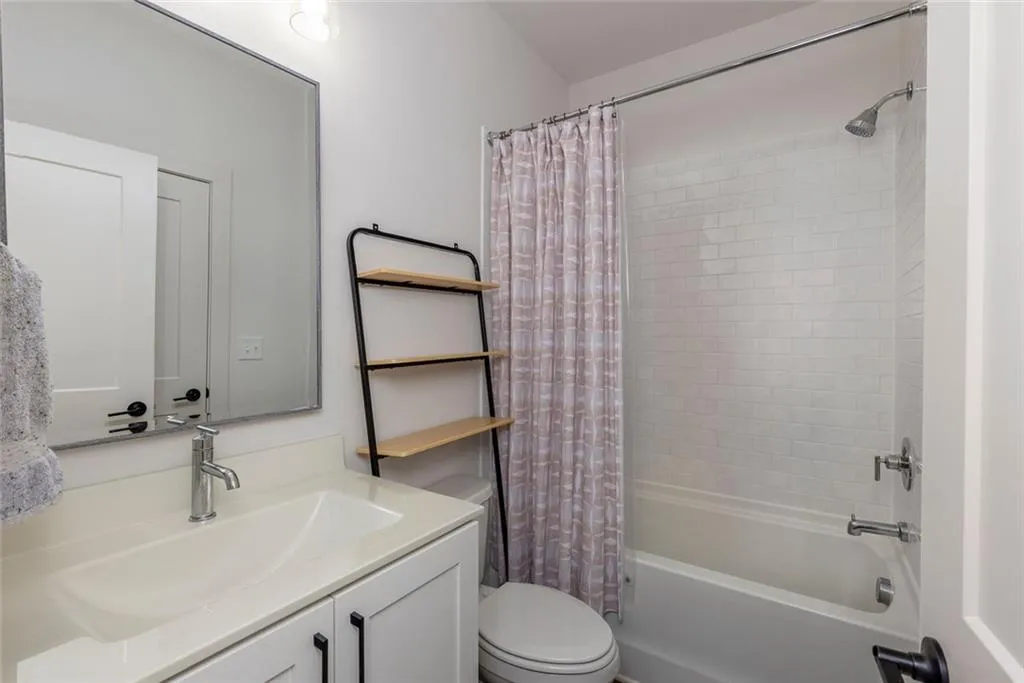 183 Chestnut Circle Ne, Atlanta, Georgia 30342, 3 Bedrooms Bedrooms, ,3 BathroomsBathrooms,Residential,For Sale,183 Chestnut Circle Ne,7638167