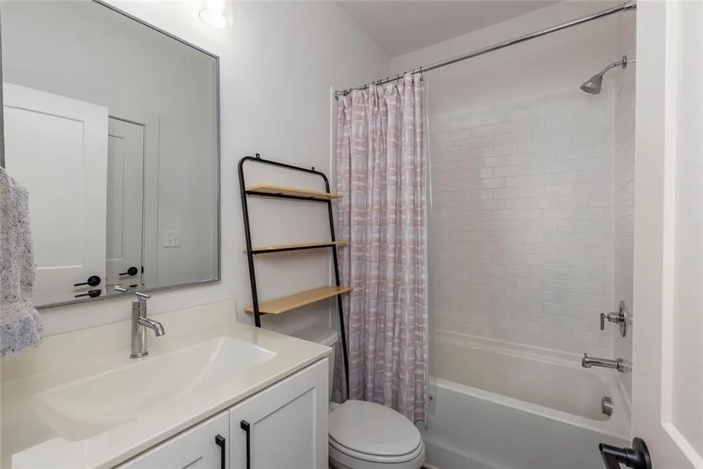 183 Chestnut Circle Ne, Atlanta, Georgia 30342, 3 Bedrooms Bedrooms, ,3 BathroomsBathrooms,Residential,For Sale,183 Chestnut Circle Ne,7638167