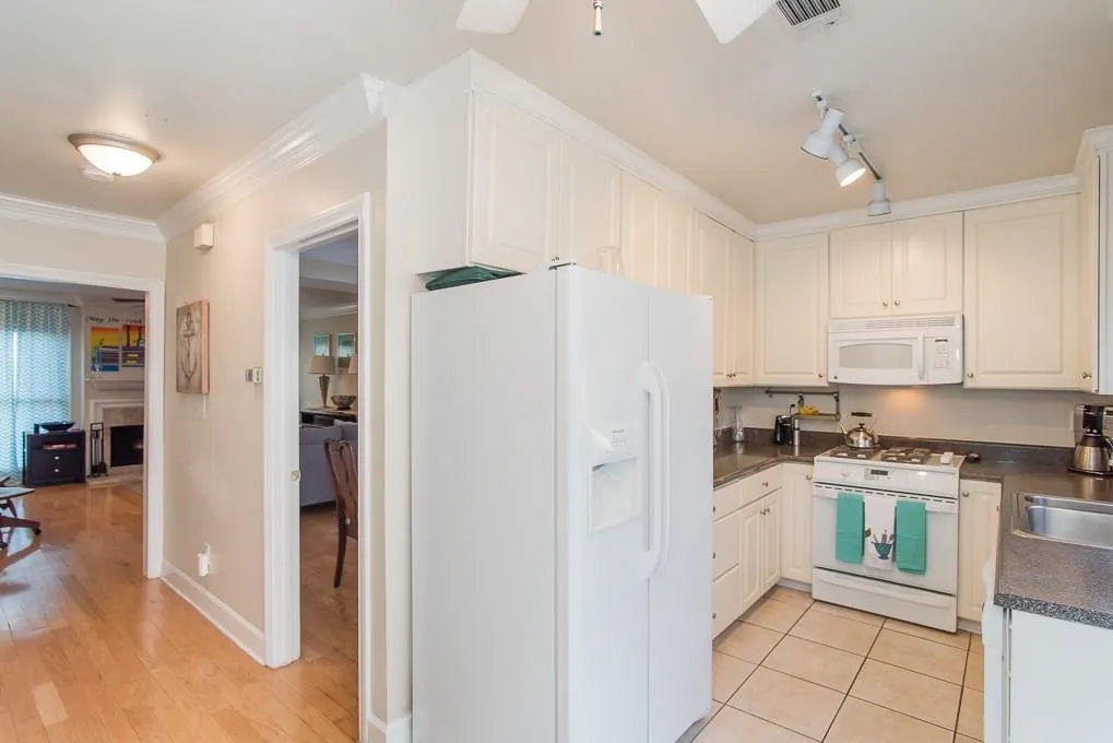 7500 Roswell Road Unit 104, Sandy Springs, Georgia 30350, 2 Bedrooms Bedrooms, ,2 BathroomsBathrooms,Residential,Sold,7500 Roswell Road Unit 104,5816337