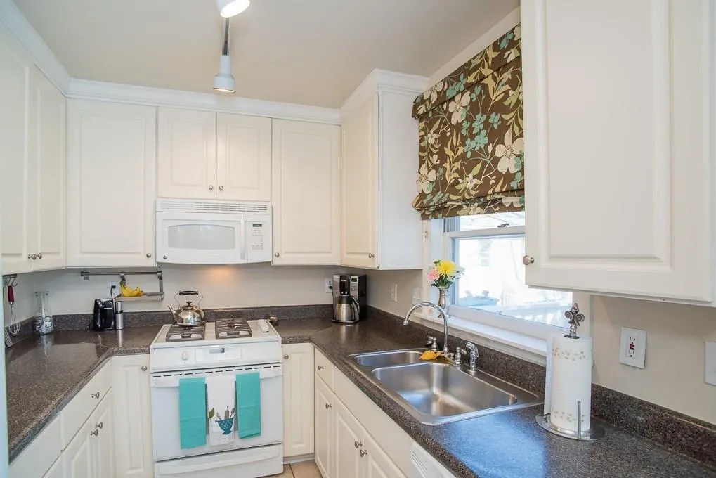 7500 Roswell Road Unit 104, Sandy Springs, Georgia 30350, 2 Bedrooms Bedrooms, ,2 BathroomsBathrooms,Residential,Sold,7500 Roswell Road Unit 104,5816337