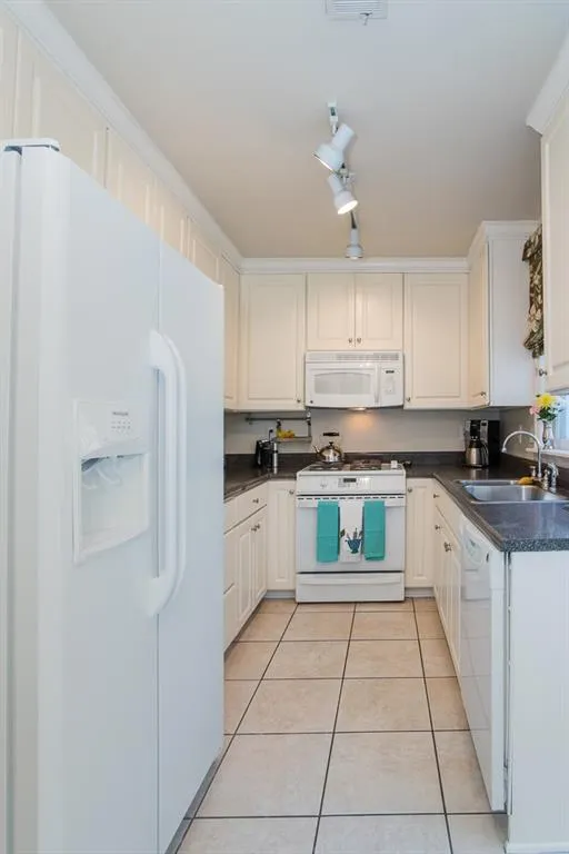 7500 Roswell Road Unit 104, Sandy Springs, Georgia 30350, 2 Bedrooms Bedrooms, ,2 BathroomsBathrooms,Residential,Sold,7500 Roswell Road Unit 104,5816337