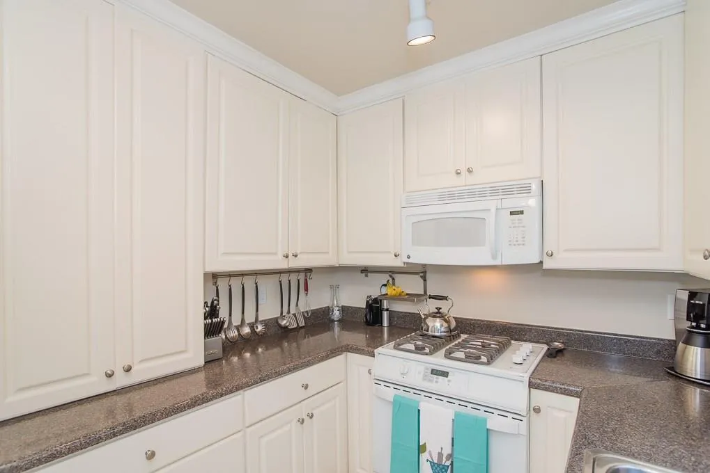 7500 Roswell Road Unit 104, Sandy Springs, Georgia 30350, 2 Bedrooms Bedrooms, ,2 BathroomsBathrooms,Residential,Sold,7500 Roswell Road Unit 104,5816337