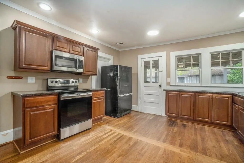Spacious Eat-In Kitchen