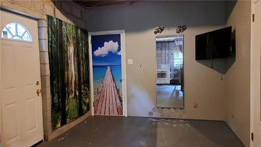 Entryway featuring finished concrete flooring