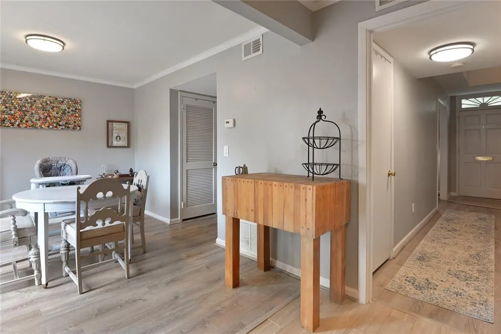 6520 Roswell Road Unit 79, Atlanta, Georgia 30328, 2 Bedrooms Bedrooms, ,1 BathroomBathrooms,Residential,Sold,6520 Roswell Road Unit 79,6911098
