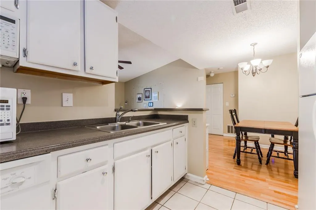 309 Granville Court, Sandy Springs, Georgia 30328, 1 Bedroom Bedrooms, ,1 BathroomBathrooms,Residential,Sold,309 Granville Court,6048156
