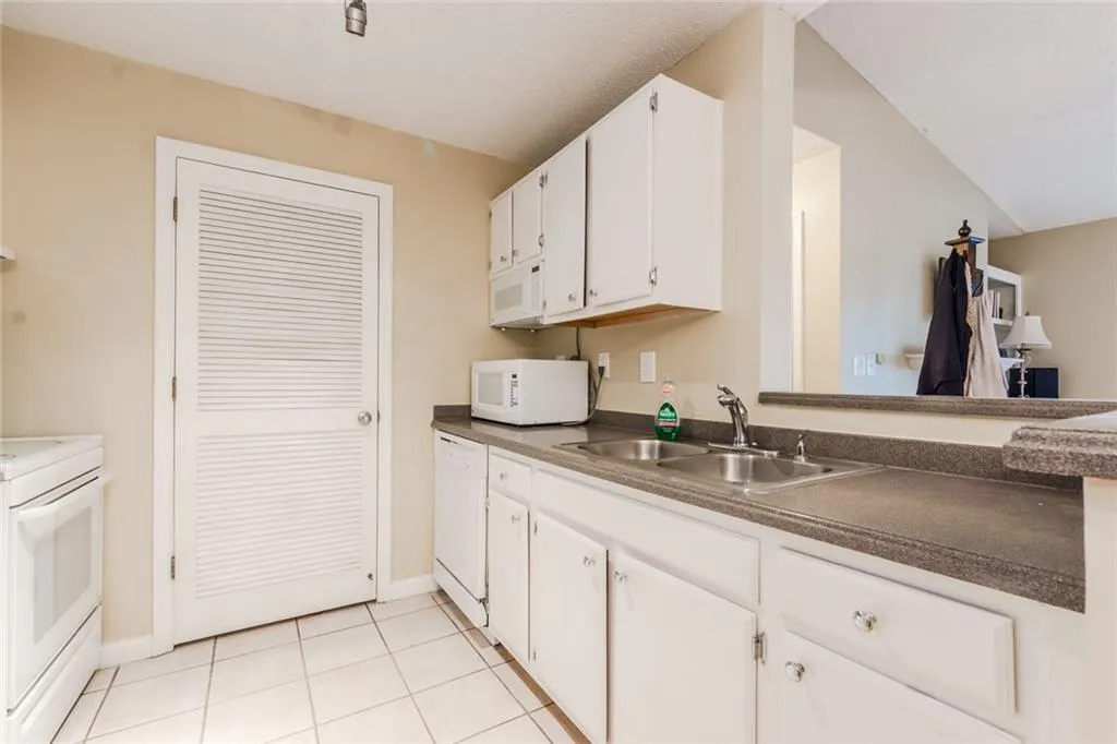 309 Granville Court, Sandy Springs, Georgia 30328, 1 Bedroom Bedrooms, ,1 BathroomBathrooms,Residential,Sold,309 Granville Court,6048156