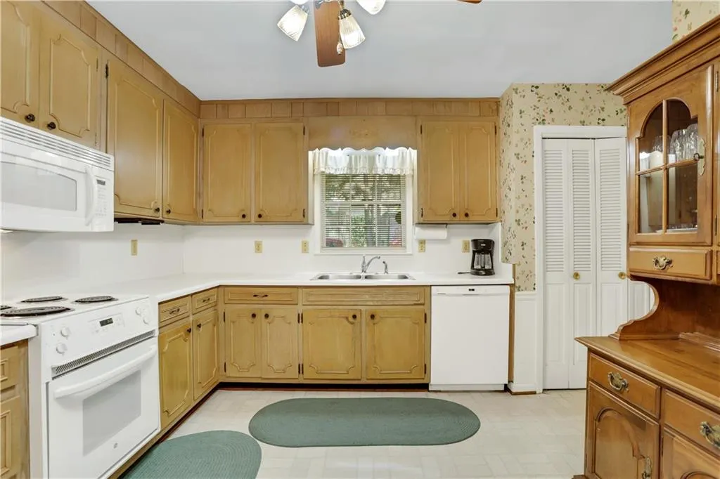 7330 Hunters Branch Drive, Sandy Springs, Georgia 30328, 4 Bedrooms Bedrooms, ,2 BathroomsBathrooms,Residential,Sold,7330 Hunters Branch Drive,7251740
