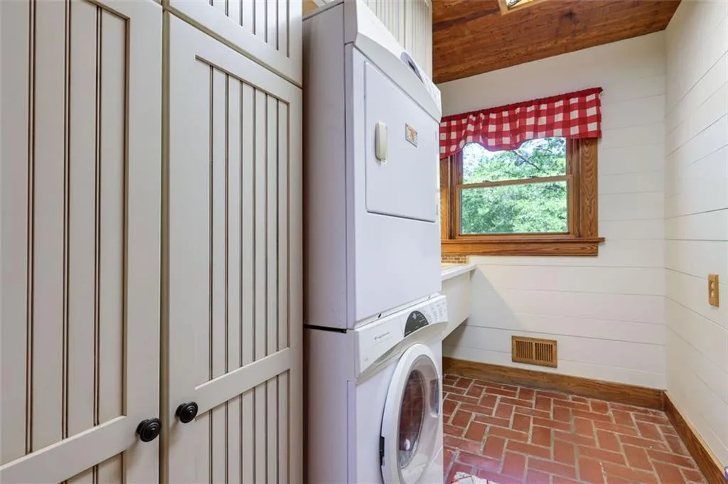 1630 Brandon Hall Drive, Sandy Springs, Georgia 30350, 4 Bedrooms Bedrooms, ,4 BathroomsBathrooms,Residential,Sold,1630 Brandon Hall Drive,6888039