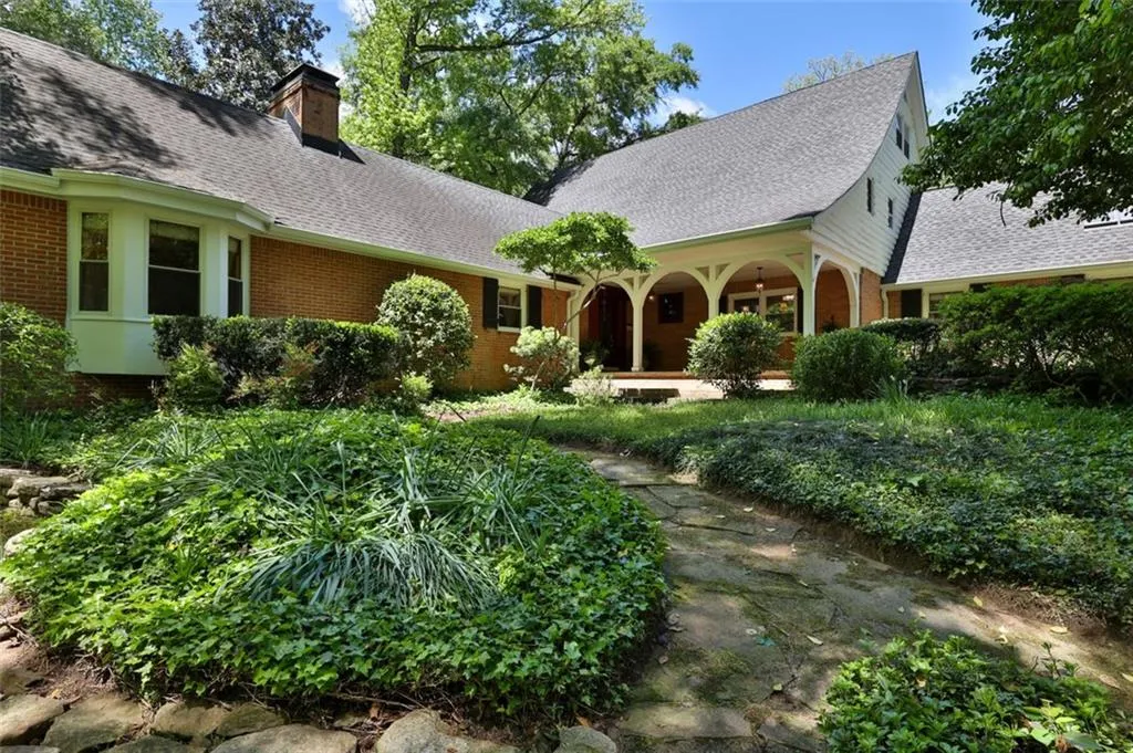 1630 Brandon Hall Drive, Sandy Springs, Georgia 30350, 4 Bedrooms Bedrooms, ,4 BathroomsBathrooms,Residential,Sold,1630 Brandon Hall Drive,6888039