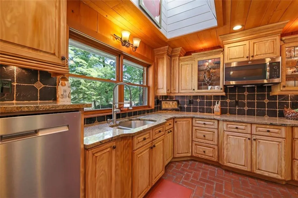 1630 Brandon Hall Drive, Sandy Springs, Georgia 30350, 4 Bedrooms Bedrooms, ,4 BathroomsBathrooms,Residential,Sold,1630 Brandon Hall Drive,6888039