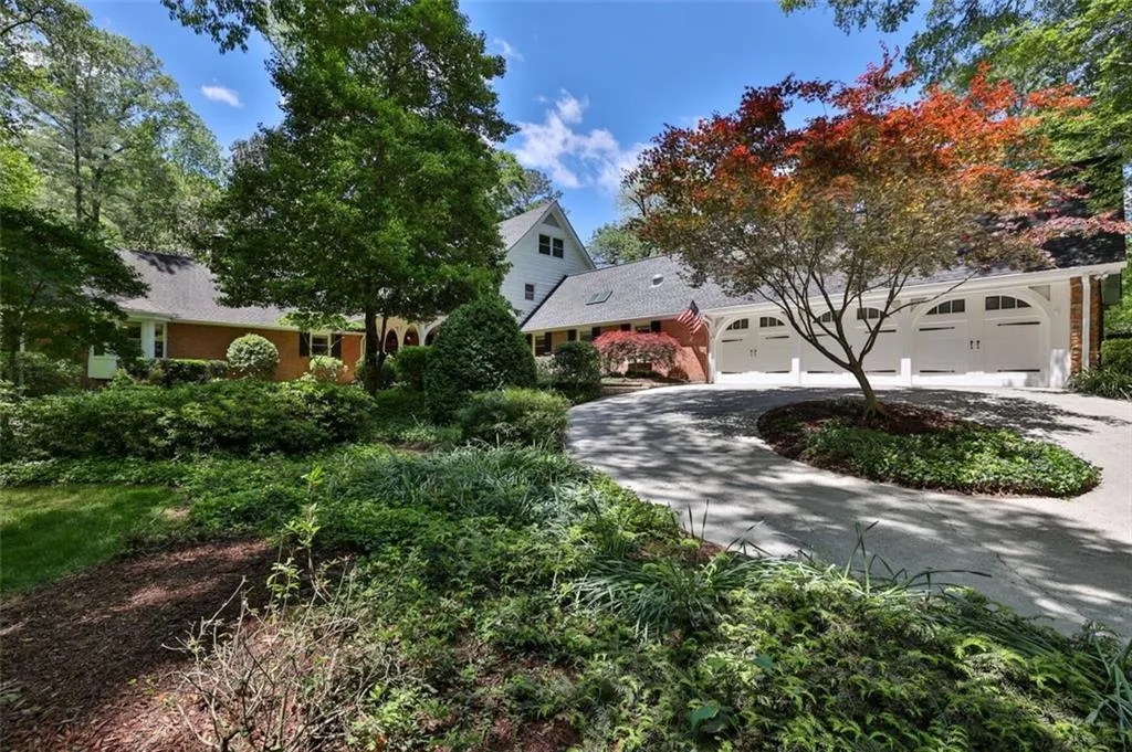 1630 Brandon Hall Drive, Sandy Springs, Georgia 30350, 4 Bedrooms Bedrooms, ,4 BathroomsBathrooms,Residential,Sold,1630 Brandon Hall Drive,6888039