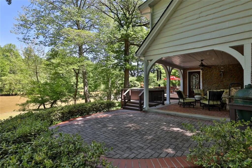 1630 Brandon Hall Drive, Sandy Springs, Georgia 30350, 4 Bedrooms Bedrooms, ,4 BathroomsBathrooms,Residential,Sold,1630 Brandon Hall Drive,6888039