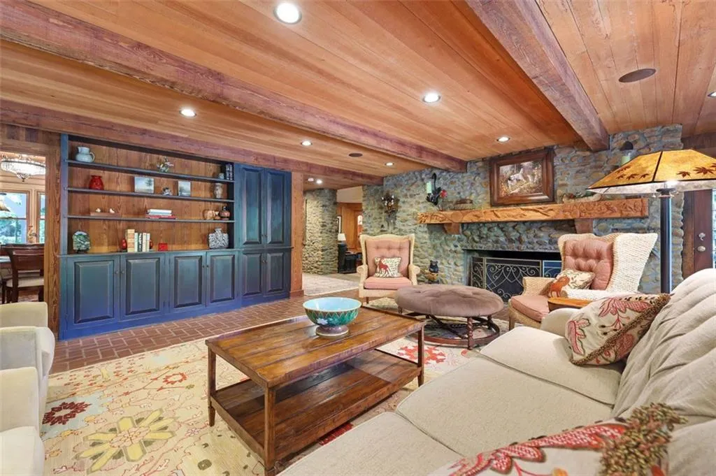 1630 Brandon Hall Drive, Sandy Springs, Georgia 30350, 4 Bedrooms Bedrooms, ,4 BathroomsBathrooms,Residential,Sold,1630 Brandon Hall Drive,6888039