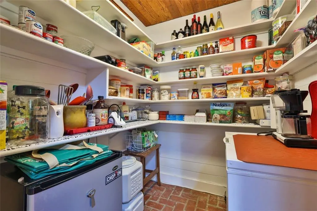 1630 Brandon Hall Drive, Sandy Springs, Georgia 30350, 4 Bedrooms Bedrooms, ,4 BathroomsBathrooms,Residential,Sold,1630 Brandon Hall Drive,6888039