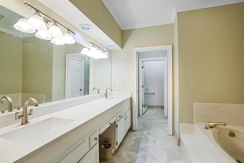 7155 Roswell Road Unit 5, Sandy Springs, Georgia 30328, 3 Bedrooms Bedrooms, ,2 BathroomsBathrooms,Residential,Sold,7155 Roswell Road Unit 5,7243730