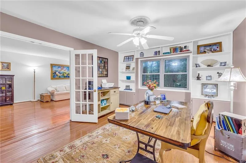 Bedroom/Office/Flex Room; so many possibilities.