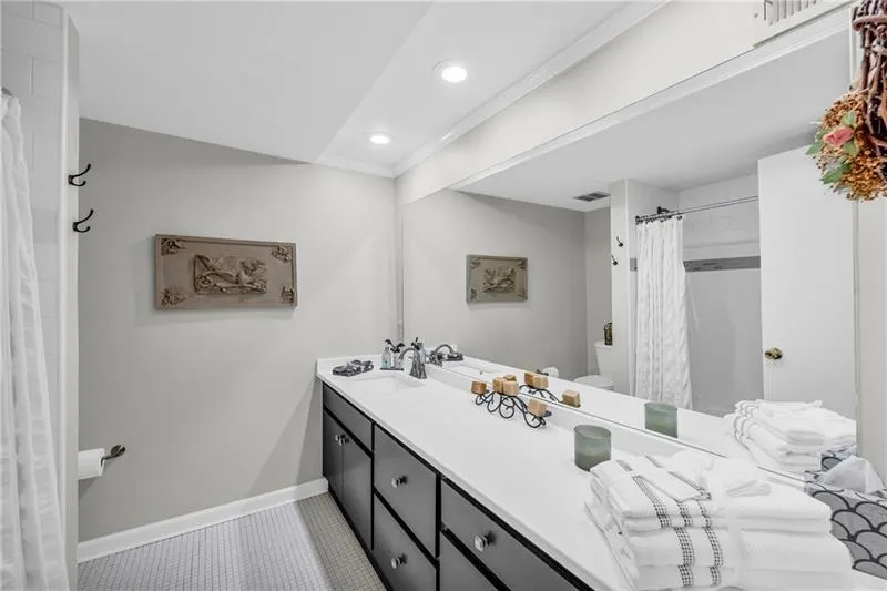 Full secondary bath