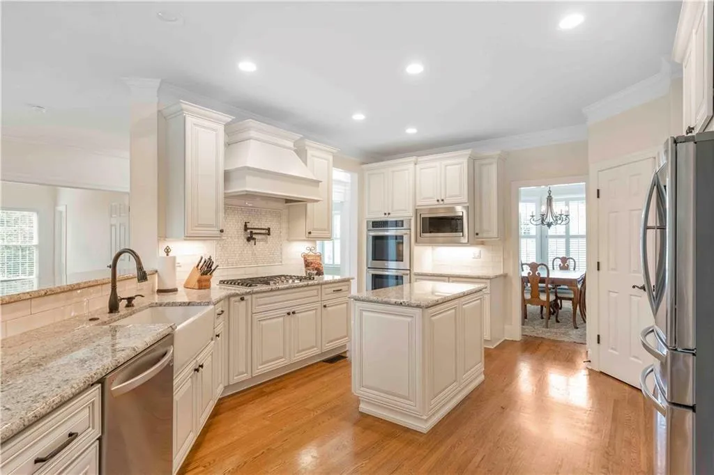 720 Spalding Heights Drive, Sandy Springs, Georgia 30350, 5 Bedrooms Bedrooms, ,4 BathroomsBathrooms,Residential,Sold,720 Spalding Heights Drive,6889300