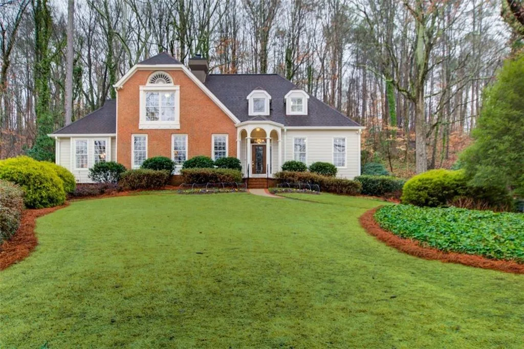 This is a beautiful, well maintained home in the River Chase subdivision