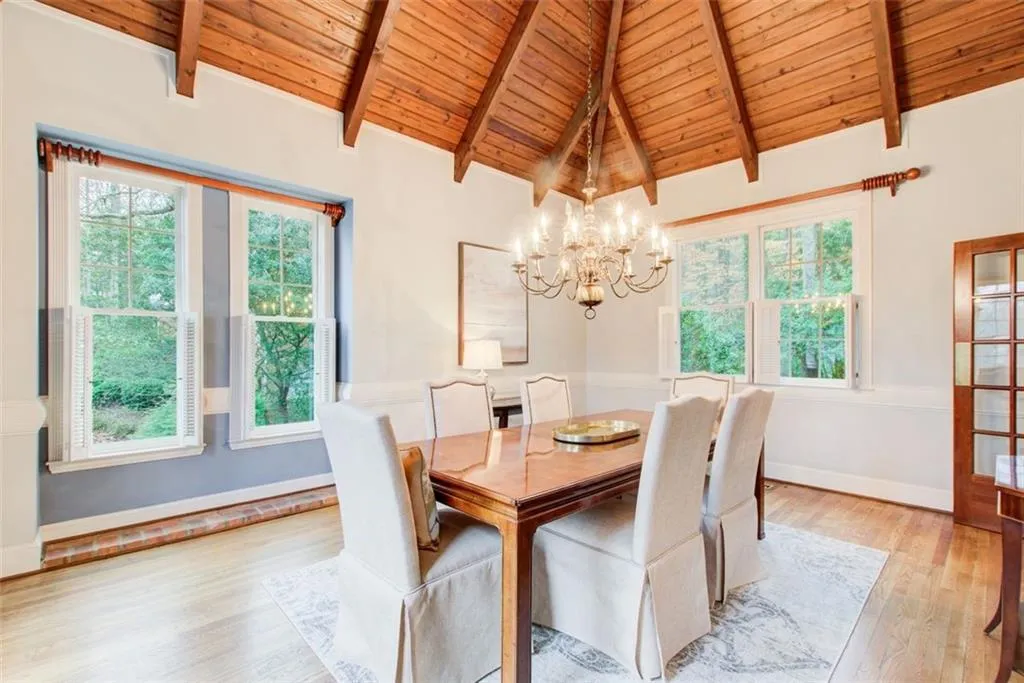 Gorgeous banquet size dining room