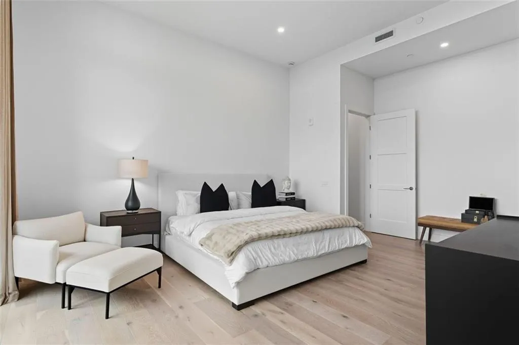 2425 Peachtree Road Ne Unit 1504, Atlanta, Georgia 30305, 2 Bedrooms Bedrooms, ,2 BathroomsBathrooms,Residential,For Sale,2425 Peachtree Road Ne Unit 1504,7657614