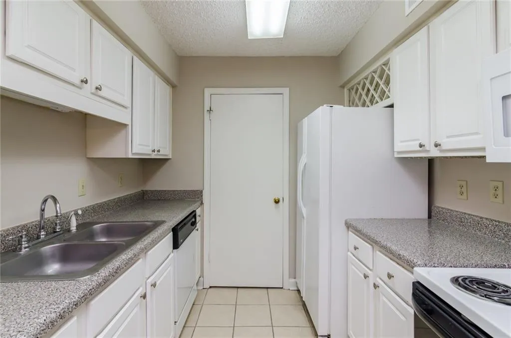 1409 Wingate Way, Sandy Springs, Georgia 30350, 2 Bedrooms Bedrooms, ,2 BathroomsBathrooms,Residential,Sold,1409 Wingate Way,5809400