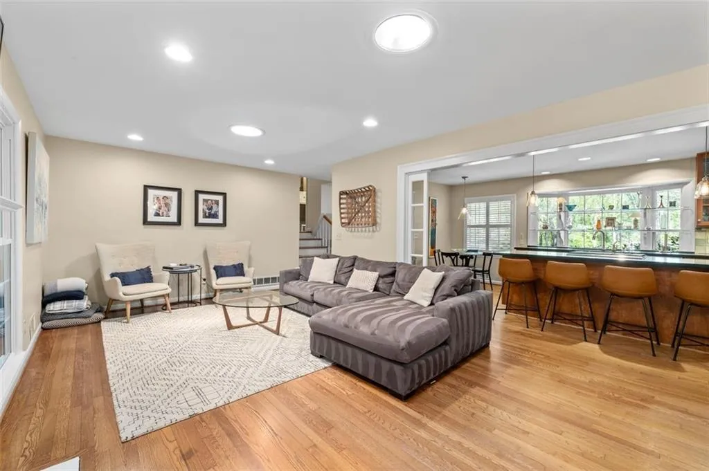 380 Amberidge Trail, Atlanta, Georgia 30328, 3 Bedrooms Bedrooms, ,2 BathroomsBathrooms,Residential,Sold,380 Amberidge Trail,7556130