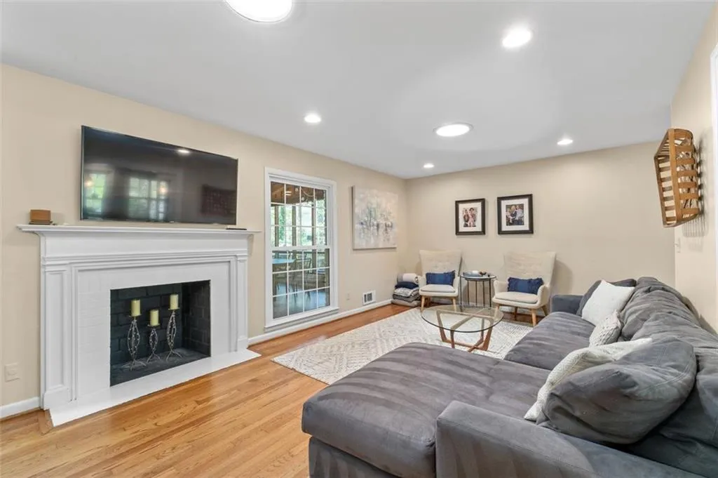 380 Amberidge Trail, Atlanta, Georgia 30328, 3 Bedrooms Bedrooms, ,2 BathroomsBathrooms,Residential,Sold,380 Amberidge Trail,7556130