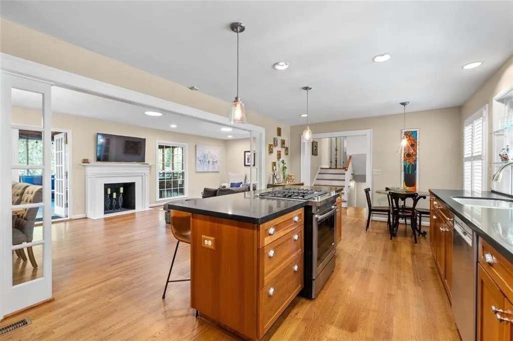 380 Amberidge Trail, Atlanta, Georgia 30328, 3 Bedrooms Bedrooms, ,2 BathroomsBathrooms,Residential,Sold,380 Amberidge Trail,7556130