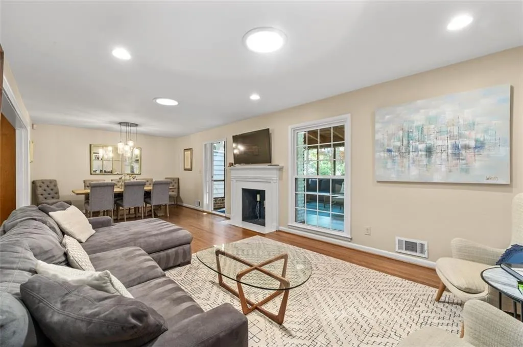 380 Amberidge Trail, Atlanta, Georgia 30328, 3 Bedrooms Bedrooms, ,2 BathroomsBathrooms,Residential,Sold,380 Amberidge Trail,7556130