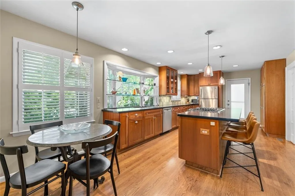 380 Amberidge Trail, Atlanta, Georgia 30328, 3 Bedrooms Bedrooms, ,2 BathroomsBathrooms,Residential,Sold,380 Amberidge Trail,7556130