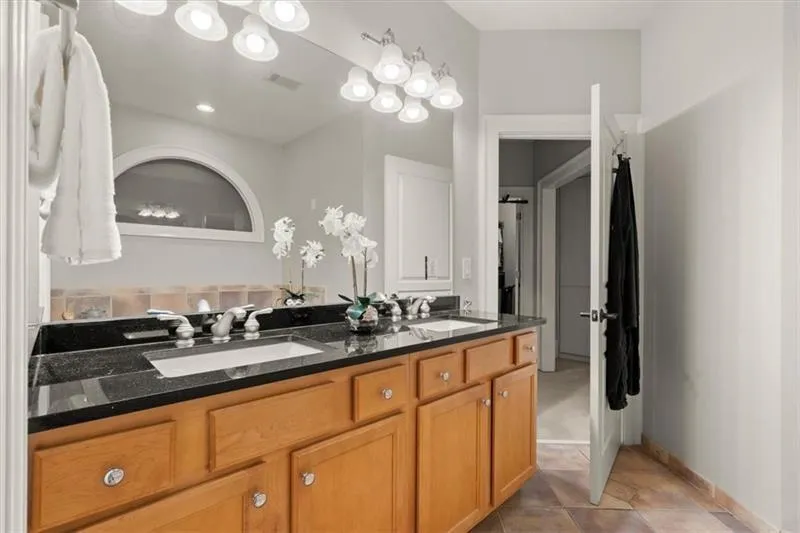 5512 Glenridge Drive Ne Unit E, Sandy Springs, Georgia 30342, 4 Bedrooms Bedrooms, ,4 BathroomsBathrooms,Residential,Sold,5512 Glenridge Drive Ne Unit E,7492546