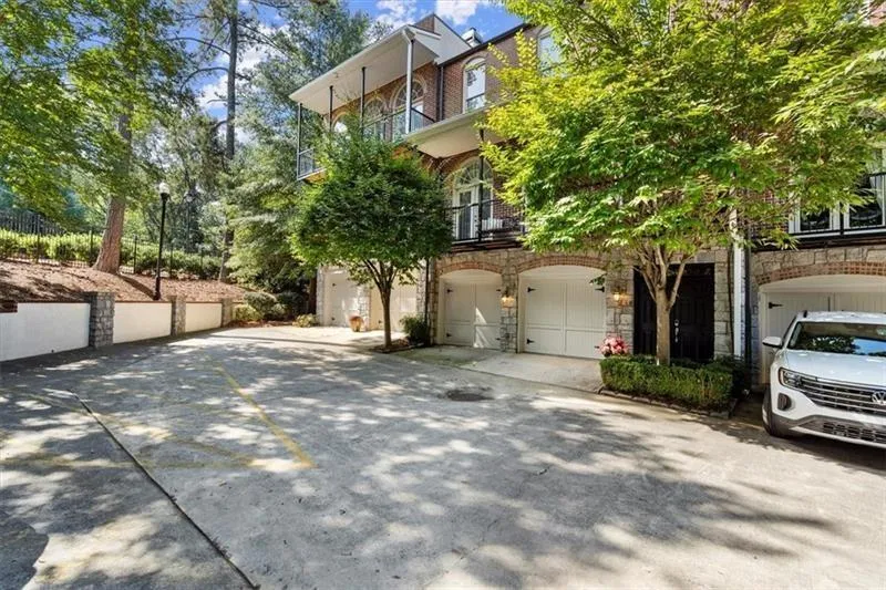 5512 Glenridge Drive Ne Unit E, Sandy Springs, Georgia 30342, 4 Bedrooms Bedrooms, ,4 BathroomsBathrooms,Residential,Sold,5512 Glenridge Drive Ne Unit E,7492546