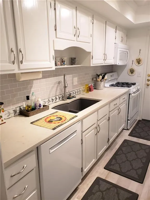 6851 Roswell Road Ne Unit F16, Sandy Springs, Georgia 30328, 3 Bedrooms Bedrooms, ,2 BathroomsBathrooms,Residential,Sold,6851 Roswell Road Ne Unit F16,6735508