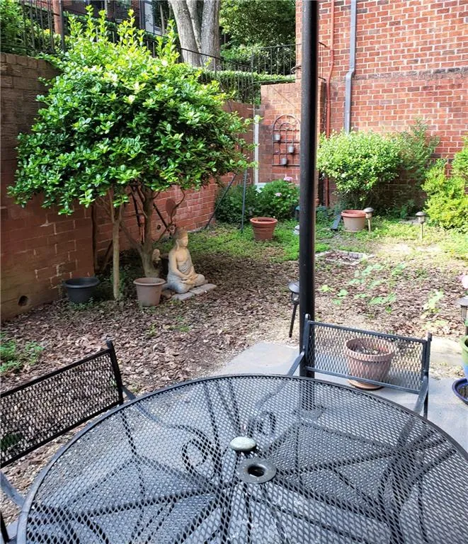 6851 Roswell Road Ne Unit F16, Sandy Springs, Georgia 30328, 3 Bedrooms Bedrooms, ,2 BathroomsBathrooms,Residential,Sold,6851 Roswell Road Ne Unit F16,6735508