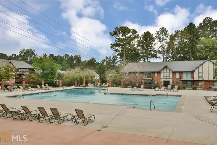 6851 Roswell Road Ne Unit F16, Sandy Springs, Georgia 30328, 3 Bedrooms Bedrooms, ,2 BathroomsBathrooms,Residential,Sold,6851 Roswell Road Ne Unit F16,6735508