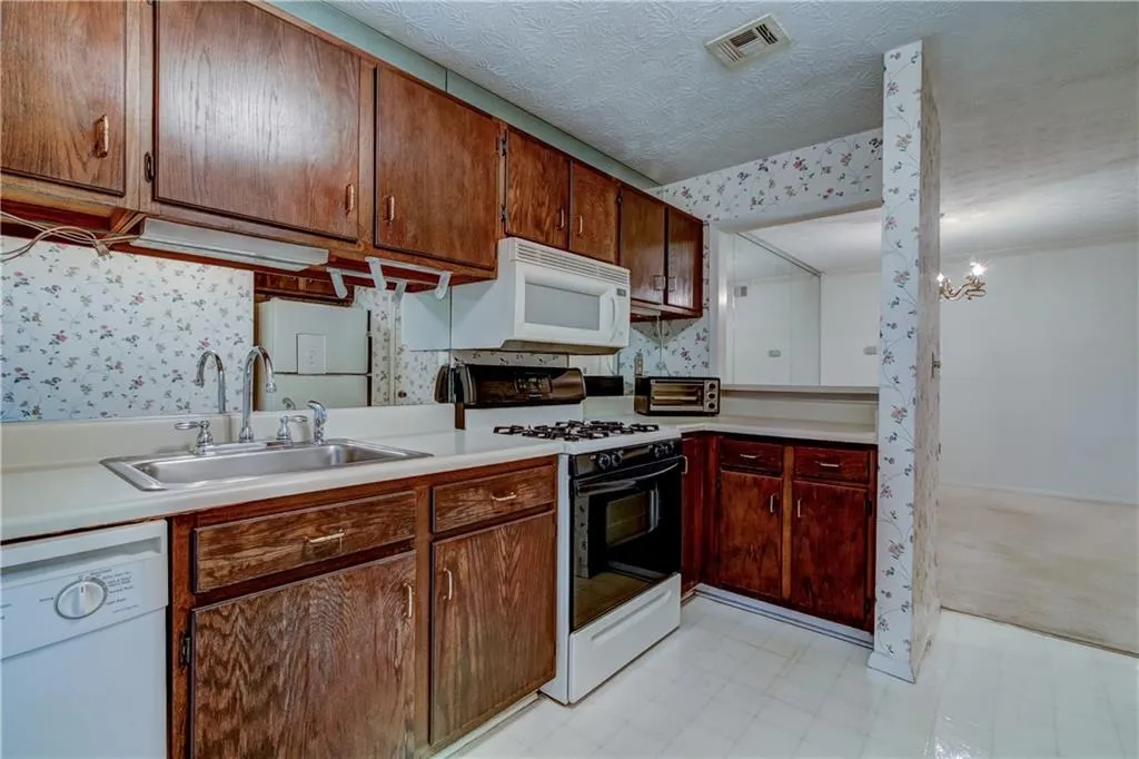 209 Woodcliff Drive, Atlanta, Georgia 30350, 2 Bedrooms Bedrooms, ,2 BathroomsBathrooms,Residential,Sold,209 Woodcliff Drive,5892515