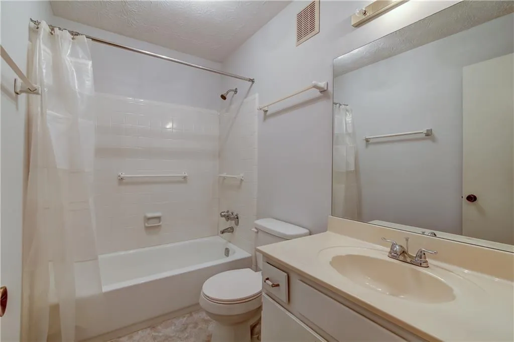 209 Woodcliff Drive, Atlanta, Georgia 30350, 2 Bedrooms Bedrooms, ,2 BathroomsBathrooms,Residential,Sold,209 Woodcliff Drive,5892515