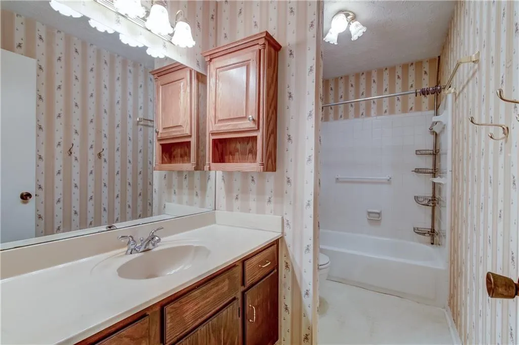 209 Woodcliff Drive, Atlanta, Georgia 30350, 2 Bedrooms Bedrooms, ,2 BathroomsBathrooms,Residential,Sold,209 Woodcliff Drive,5892515