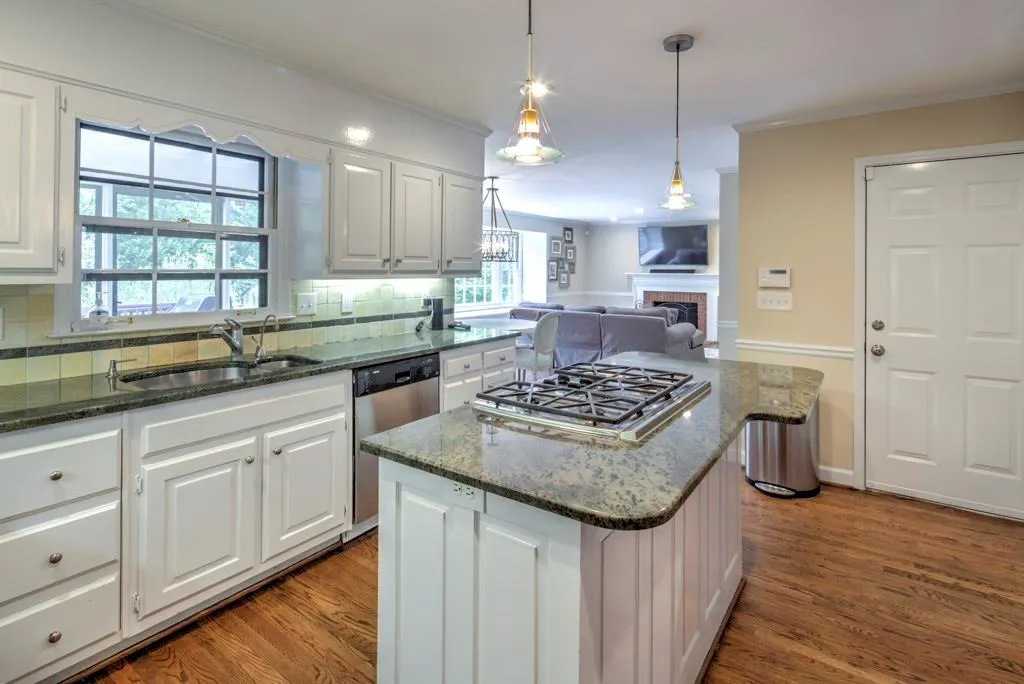 725 Amster Green Drive, Sandy Springs, Georgia 30350, 5 Bedrooms Bedrooms, ,4 BathroomsBathrooms,Residential,Sold,725 Amster Green Drive,5834731