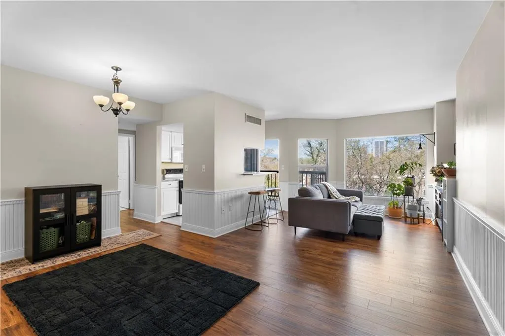 1 Biscayne Drive Nw Unit 211, Atlanta, Georgia 30309, 2 Bedrooms Bedrooms, ,2 BathroomsBathrooms,Residential,For Sale,1 Biscayne Drive Nw Unit 211,7627669