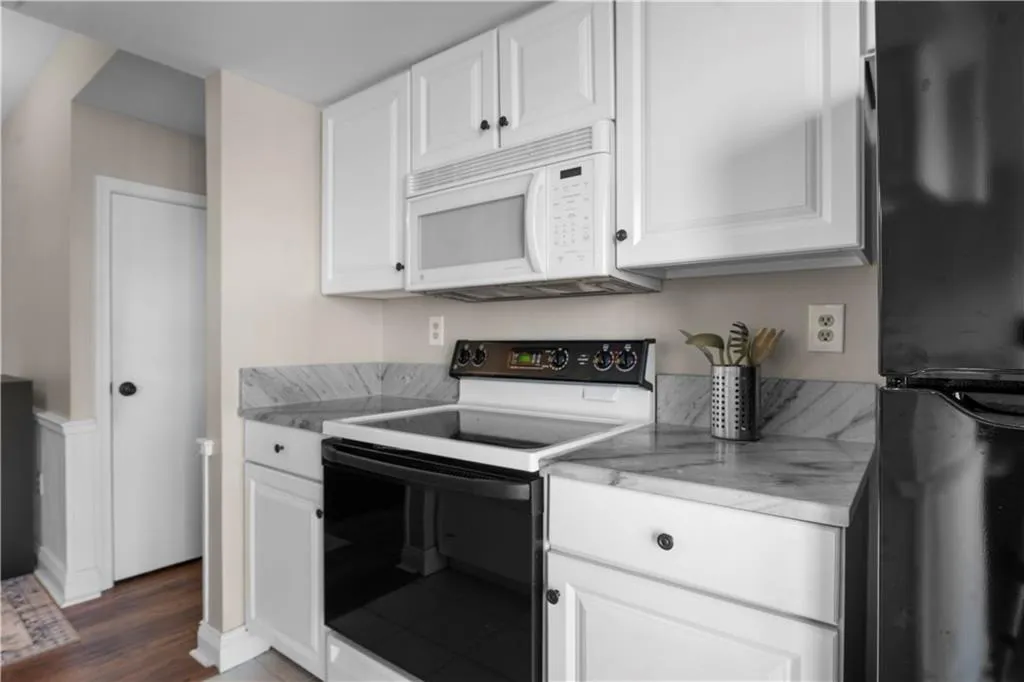 1 Biscayne Drive Nw Unit 211, Atlanta, Georgia 30309, 2 Bedrooms Bedrooms, ,2 BathroomsBathrooms,Residential,For Sale,1 Biscayne Drive Nw Unit 211,7627669