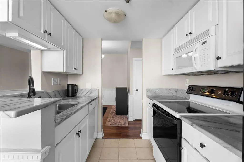 1 Biscayne Drive Nw Unit 211, Atlanta, Georgia 30309, 2 Bedrooms Bedrooms, ,2 BathroomsBathrooms,Residential,For Sale,1 Biscayne Drive Nw Unit 211,7627669