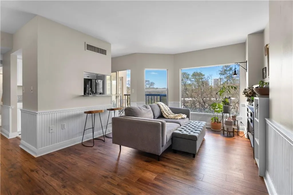 1 Biscayne Drive Nw Unit 211, Atlanta, Georgia 30309, 2 Bedrooms Bedrooms, ,2 BathroomsBathrooms,Residential,For Sale,1 Biscayne Drive Nw Unit 211,7627669