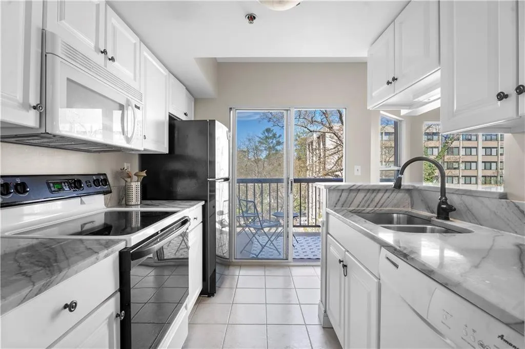 1 Biscayne Drive Nw Unit 211, Atlanta, Georgia 30309, 2 Bedrooms Bedrooms, ,2 BathroomsBathrooms,Residential,For Sale,1 Biscayne Drive Nw Unit 211,7627669