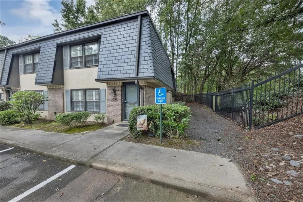 250 Triumph Drive Nw, Atlanta, Georgia 30327, 2 Bedrooms Bedrooms, ,2 BathroomsBathrooms,Residential,For Sale,250 Triumph Drive Nw,7638373